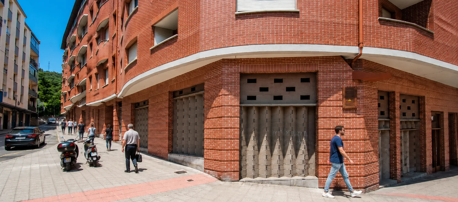 Fachada del bajo comercial en esquina en Rekalde