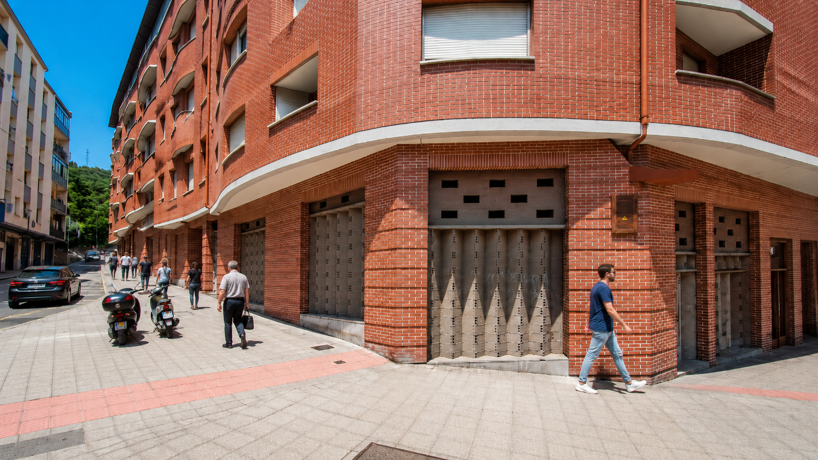 Fachada del bajo comercial en Rekalde con actividad peatonal